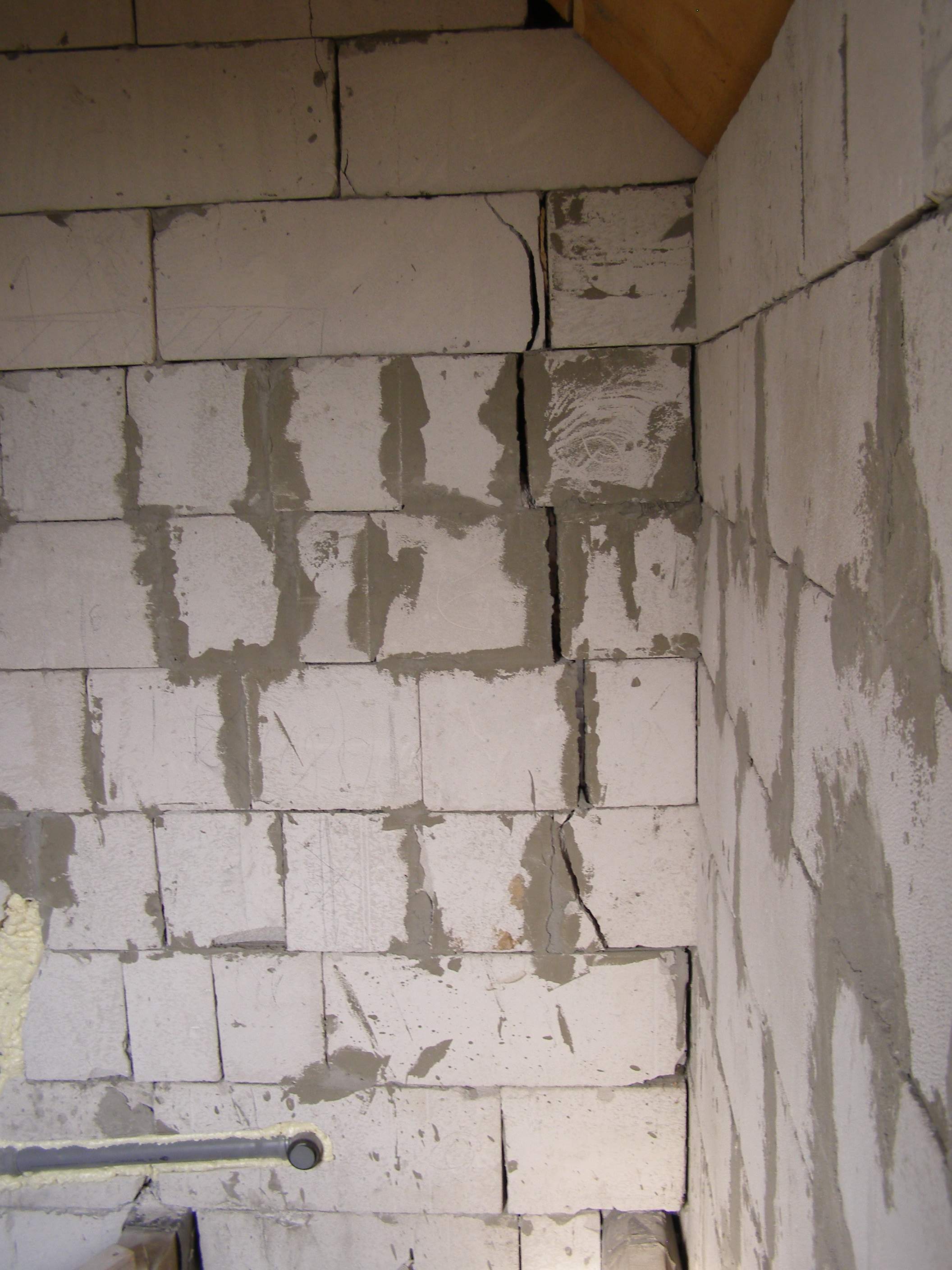 Трещины несущей стены. Как восстановить несущую стену в квартире из блоков.