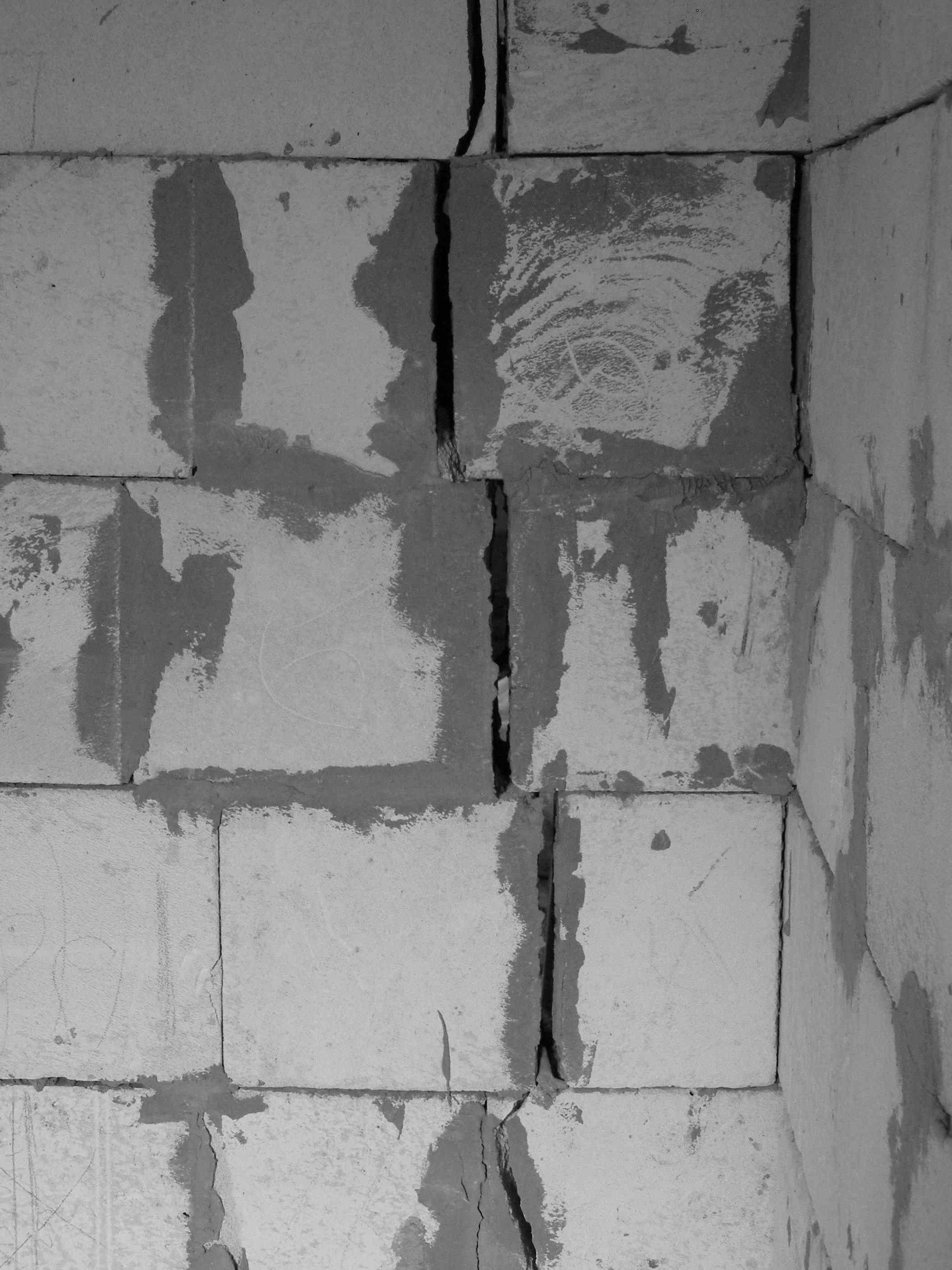 Трещины несущей стены. Трещина между перегородкой и несущей стеной.