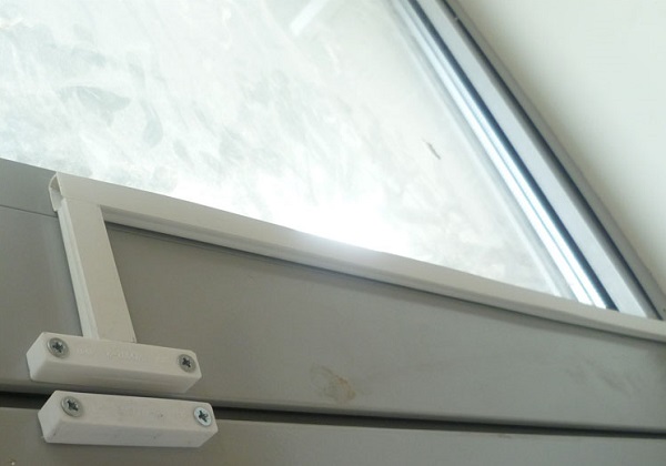 Монтаж смк. С2000-СМК на окно. СМК герконы на двери. СМК датчик Магнито-контактный на металлопластиковом окне. СМК датчик на двери.