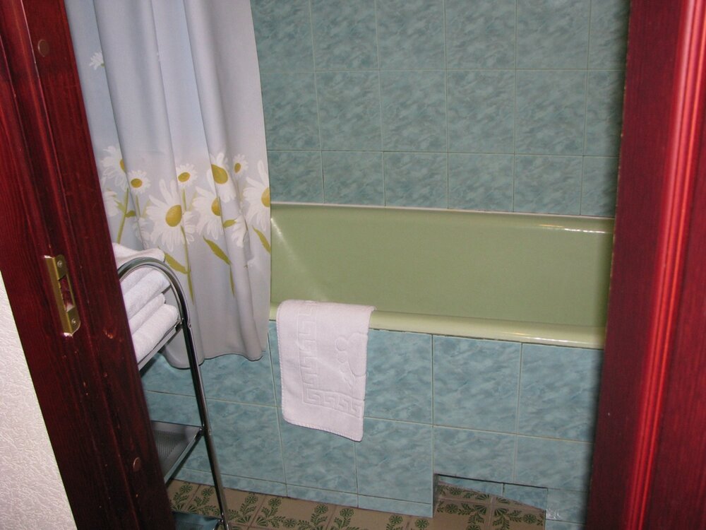 15-bathroom.thumb.jpg.5e75390010b2235e92dff0c3ee992889.jpg