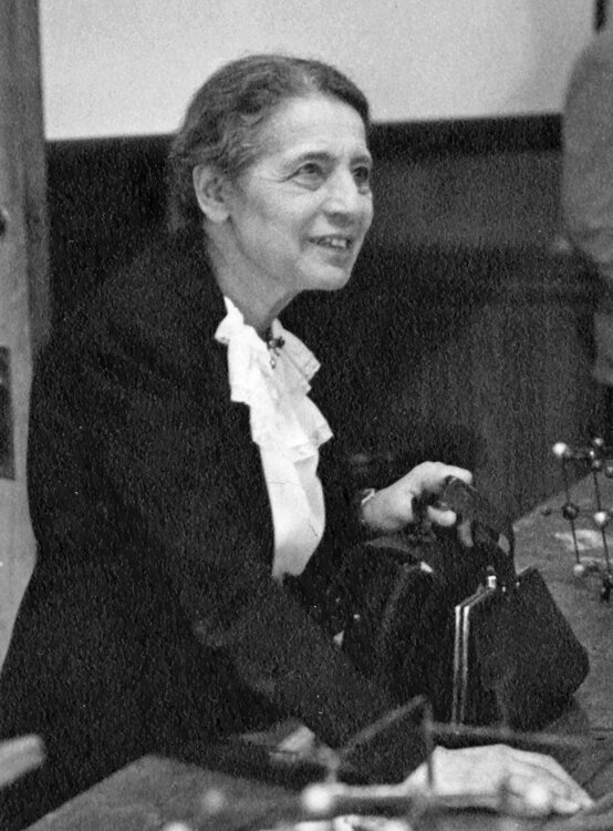 1561824345_800px-Lise_Meitner_(1878-1968)_lecturing_at_Catholic_University_Washington_D.C._1946.thumb.jpg.b442a29a122b7ed3da7965d03244c337.jpg