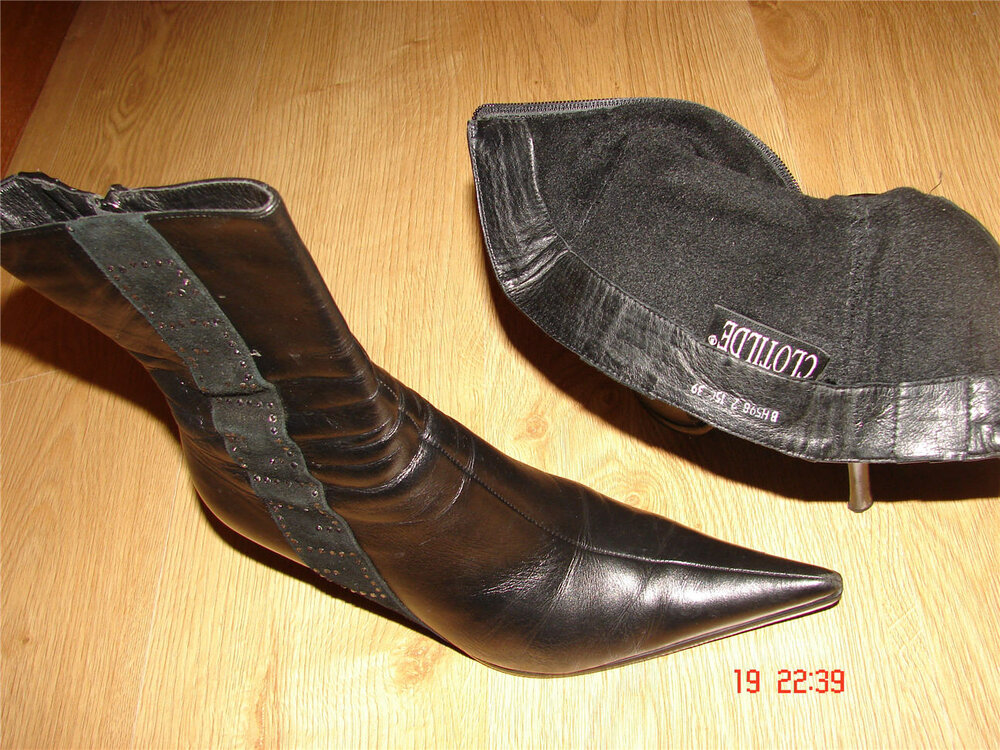 1929309099_Bootsfemale3.thumb.JPG.aaa44443dbcf53073651c272f8ffec33.JPG