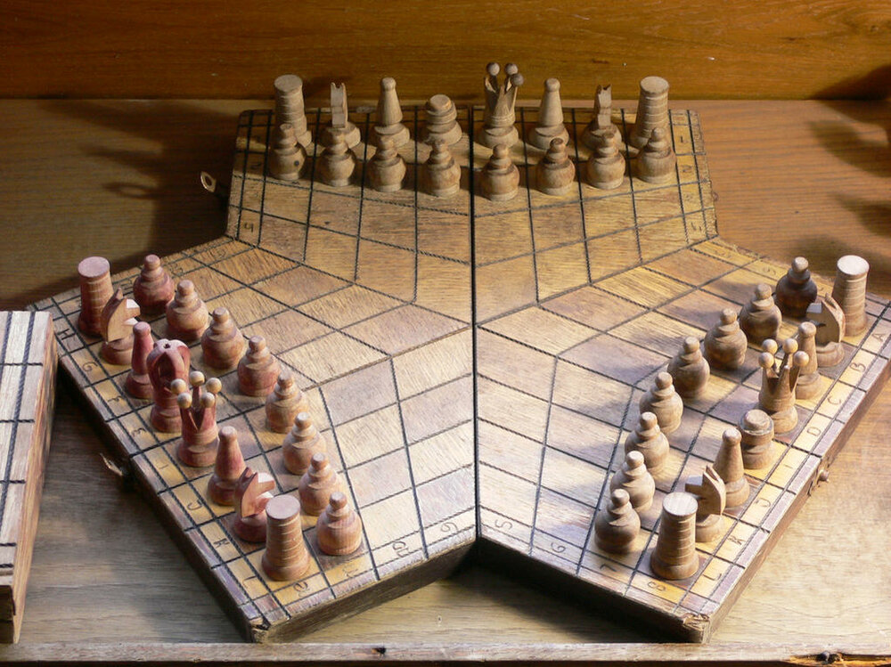 3_players_chessboard.thumb.jpg.04b11963347f208832ea0172bd6c40e8.jpg