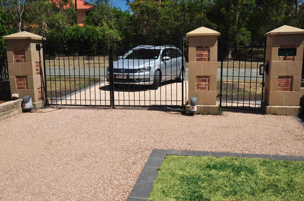 LR-Driveway-Gate-Car.thumb.jpg.a5c9bf85fb3c8b920e153de0f7b6e3be.jpg