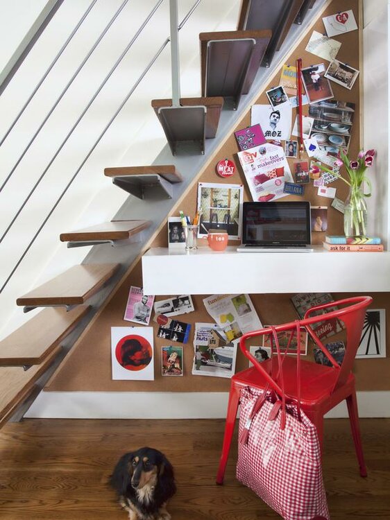Original_Brian-Patrick-Flynn-Small-Space-Workspace-Under-Stairs_s3x4_lg.thumb.jpg.6a54cde4c4bab9deb1f6859c1d88766e.jpg