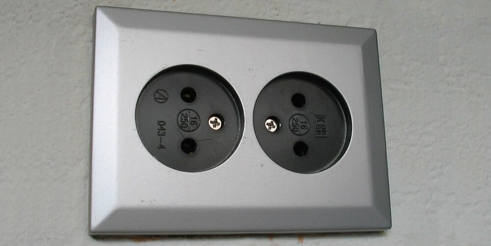 Stopcontact-modified.thumb.jpg.5c4e15c7b80b874eba475d75b4ec965c.jpg