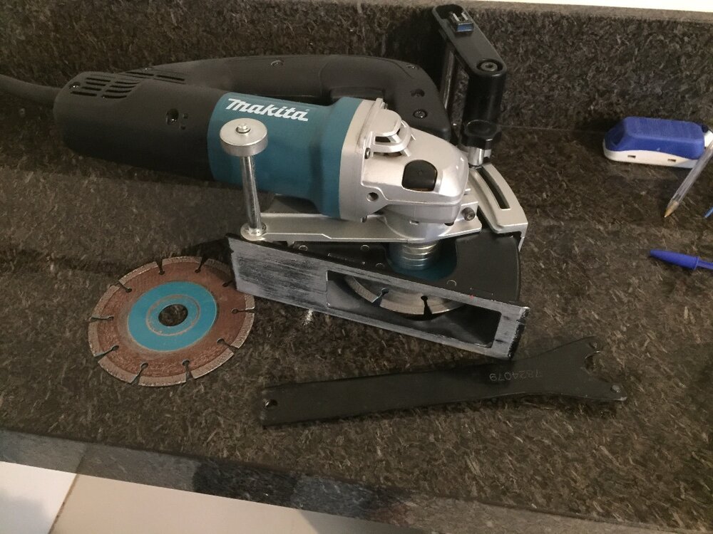 makita-220v-1400w-c-2-d.thumb.jpeg.560f270a7a1648cd674f6a13615d1f41.jpeg