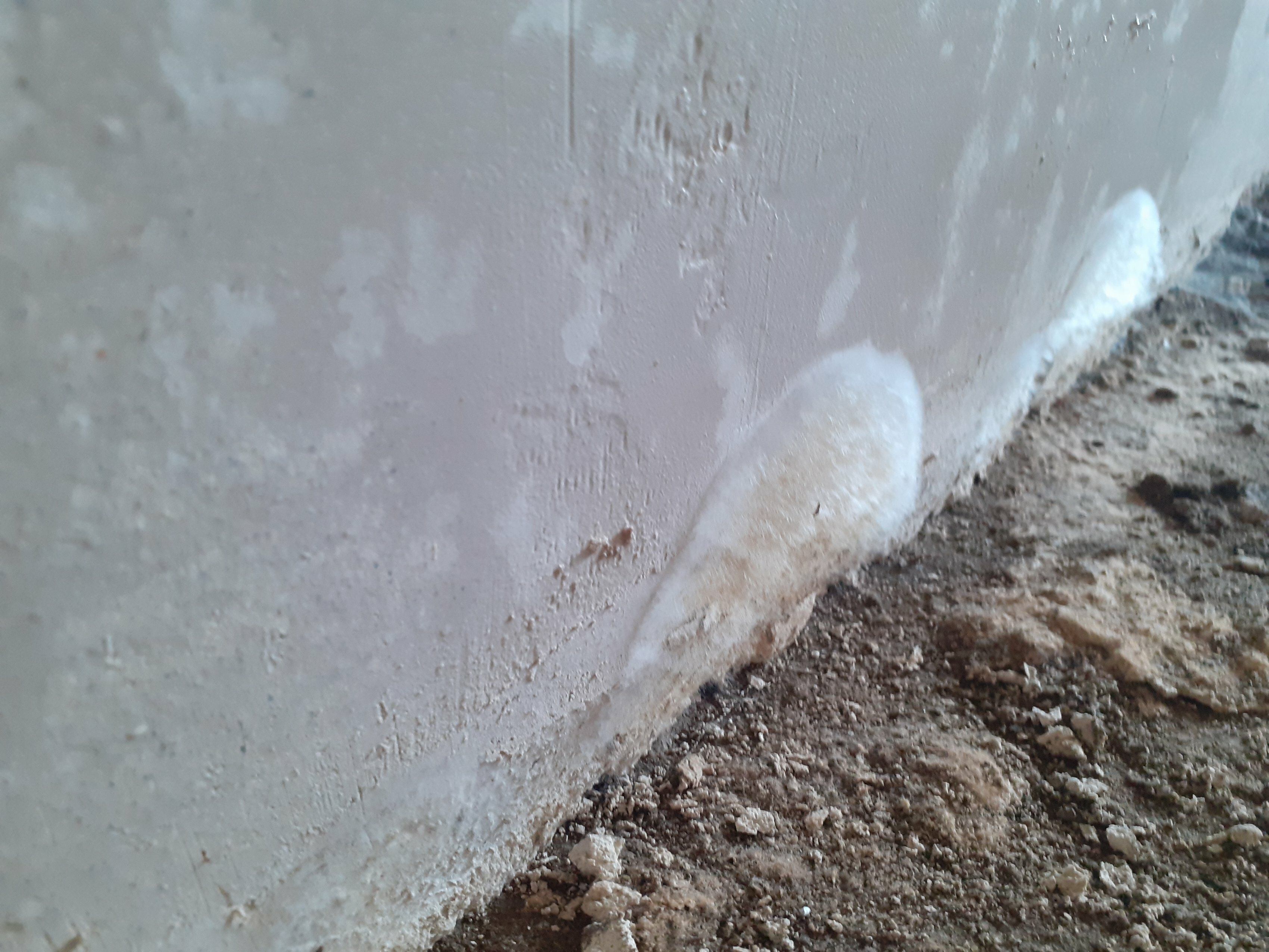 Гидроизоляция форум. Мокрая стена в квартире белая. Старая краска бетонный фундамент. Белые Кристаллы на сыром бетоне. Сырой бетон звук.