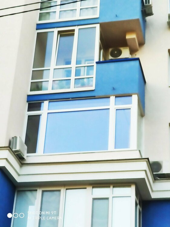 Угловой балкон с большими стеклопакетами.jpg