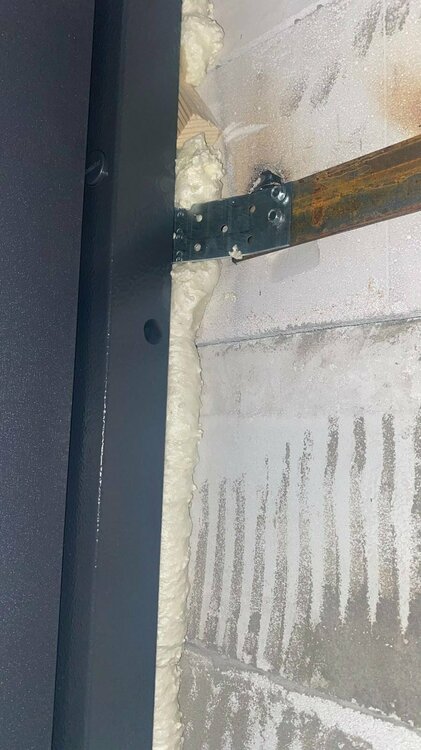 Пластина прикручена к мет каркасу.jpg