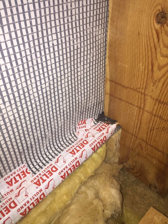 место  сопряжения стены и пола где нельзя заклеить- заделки герметиком.JPG