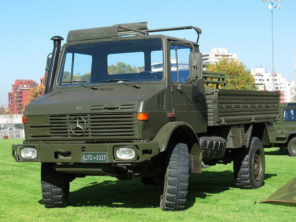 1200px-Mercedes_Benz_Unimog_1300_L.jpg