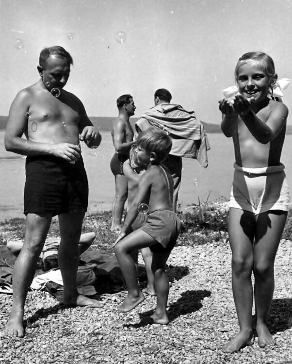 Степан Бандера пускает мыльные пузыри, ФРГ, 1951.jpg