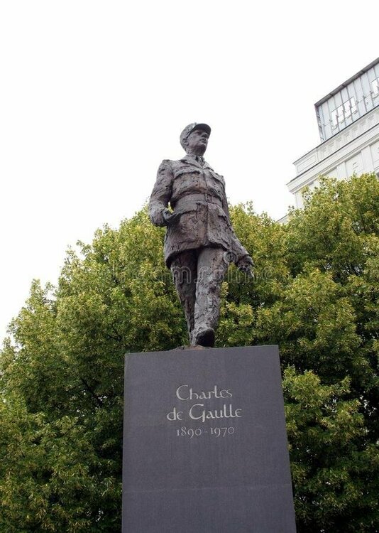 памятник-шарлю-де-голля-в-центре-города-варшава-подарок-французского-163138961.jpg