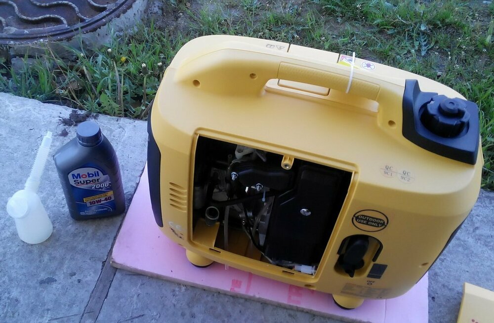 Kipor IG2000 - 06 - заливка  масла.jpg