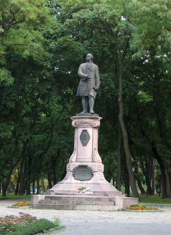 Пам’ятник_М._В._Ломоносову_в_Дніпропетровську.jpg