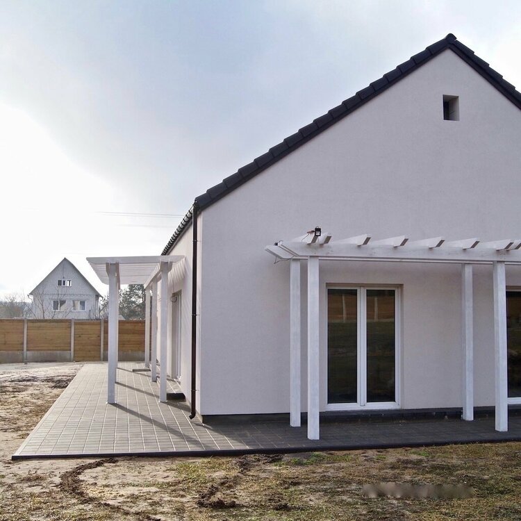 novyj-odnojetazhnyj-jenergojeffektivnyj-dom-s-dvumja-pergolami-pod-kievom-les-ozero-6.jpg