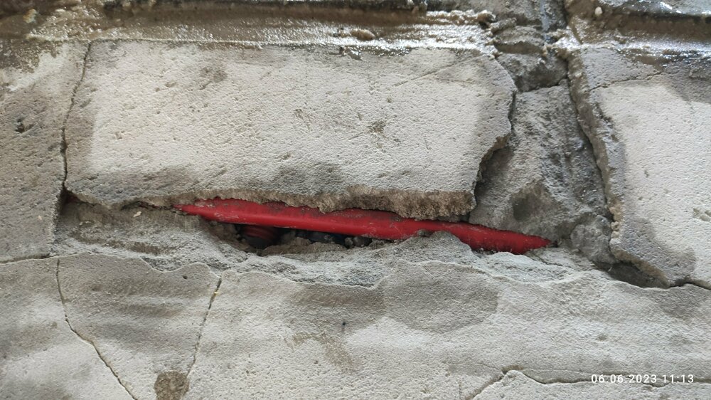 Отколовщиеся части стяжки обработаны сращивателем бетонгов ТДЕ ГПУМ-2К ЗБ перед восстановлением геометрии сращиватель бетонов не портит трубы ТП.jpg