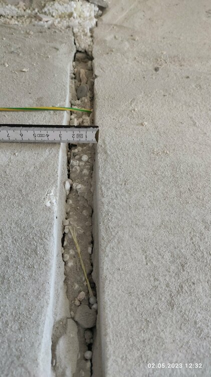 Такие деформационные швы расчищаются и заполняются на 85% по высоте эластичным компаундом.jpg