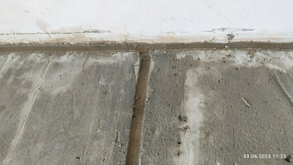 Так выглядит деформационный шов и швы примыканий стяжки к стенам заполненные эластичным компаундом.jpg