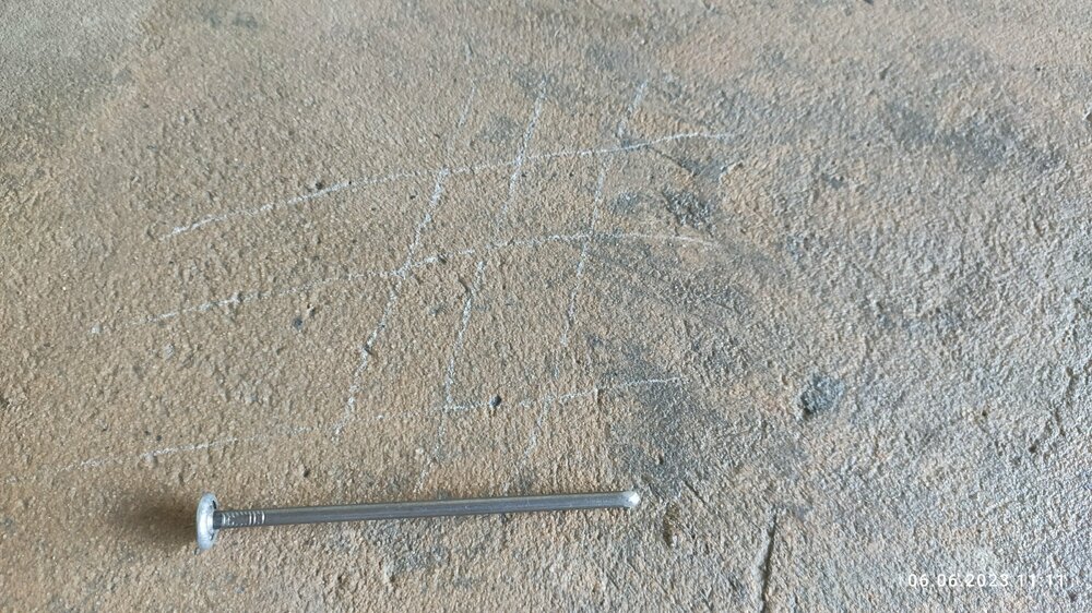 Так выглядит попытка поцарапать стяжку со всей силы - гвоздём .jpg