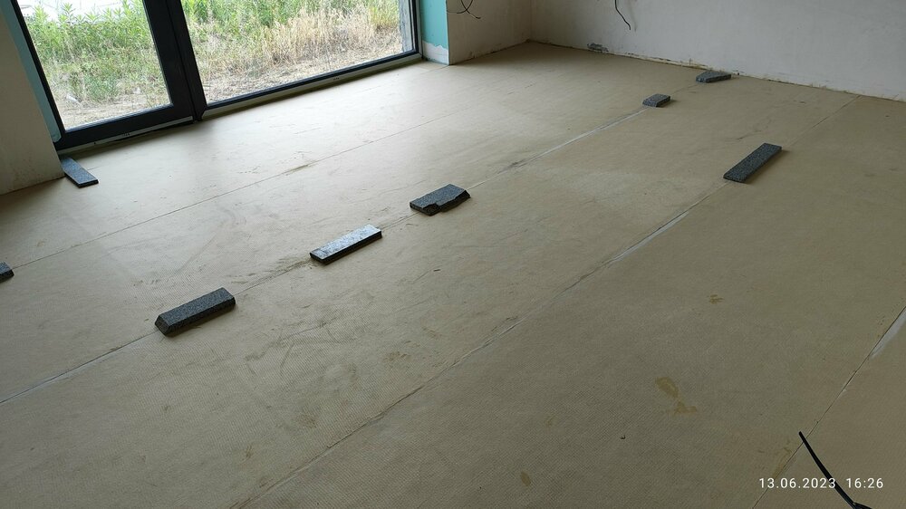 Так выглядит разделительная подложка наклеенная на стяжку для укладки любых напольных покрытий через деформационные швы в подогреваемом основании не считаясь с их наличием.jpg