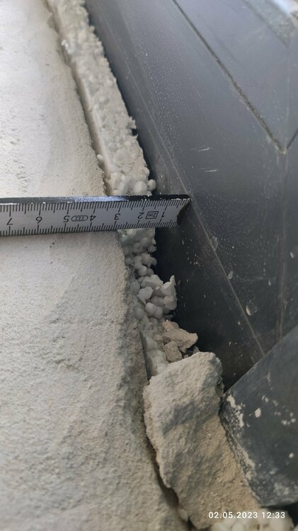 Такие швы примыканий по периметру стяжек расчищаются и заполняются эластичным компаундом.jpg