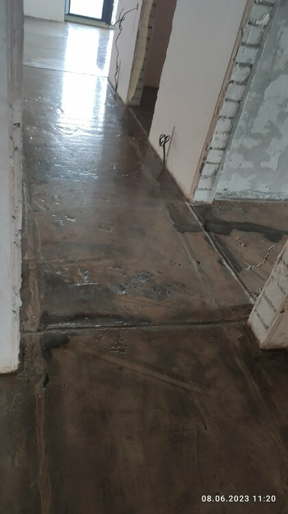 Так выглядит стяжка с нанесенным пароизолятором ТДЕ ГПИЭП-2К уже герметичная.jpg