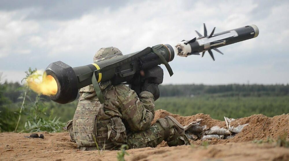 FGM-148_Javelin_at_Saber_Strike,_2016.jpg