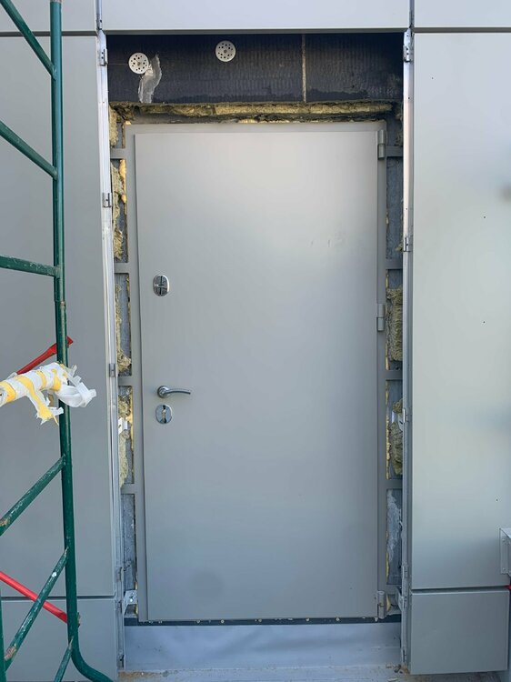 Дверь установлена, стена облицована.JPG