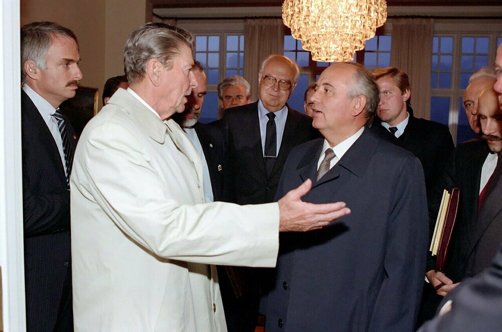 President_Ronald_Reagan_says_goodbye_to_Soviet_General_Secretary_Mikhail_Gorbachev.jpg